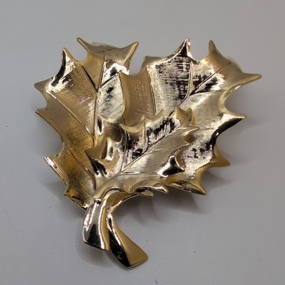 Gold and White Brooch Set with Grapes Leaf and Crescent Designs - Picture 4 of 6